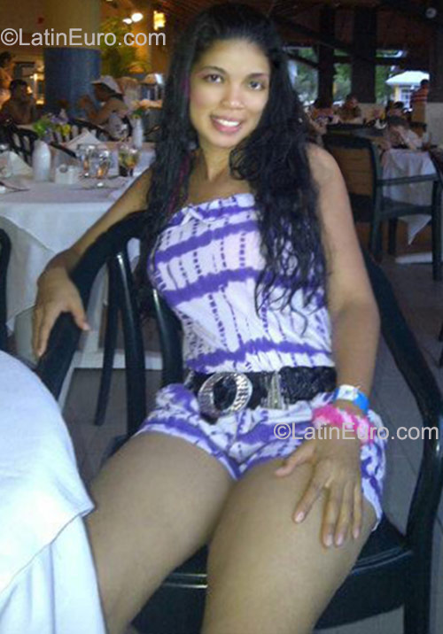 Date this happy Dominican Republic girl Ninsy from Bonao DO9579