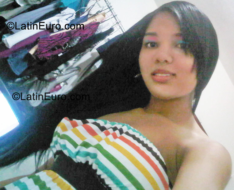 Date this attractive Dominican Republic girl Cristal from Santo Domingo DO9903