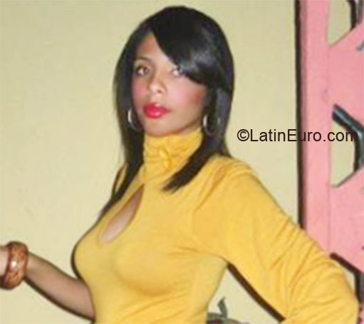 Date this attractive Dominican Republic girl Arial from Santiago DO10067