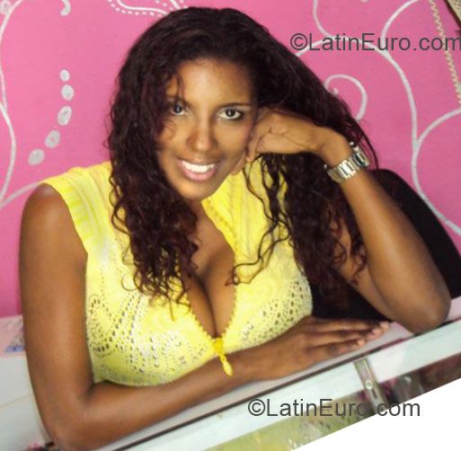 Date this happy Dominican Republic girl Massiel from Santiago DO10073