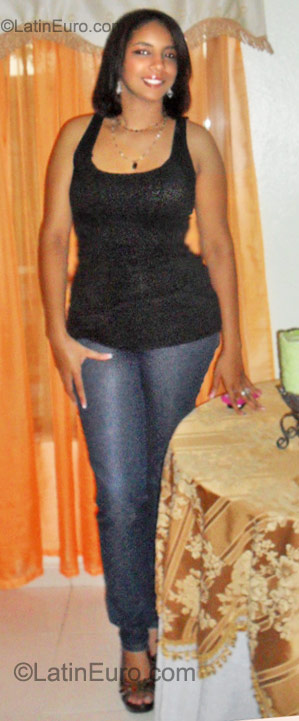 Date this nice looking Dominican Republic girl GREY from La Vega DO10411