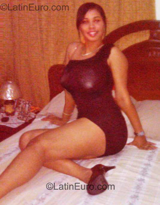 Date this athletic Dominican Republic girl  from Santo Domingo DO10456