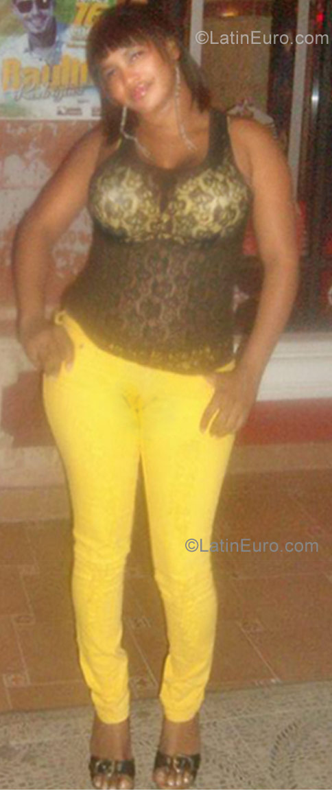 Date this lovely Dominican Republic girl Angela from Santiago DO10524