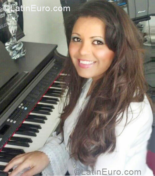 Date this happy Brazil girl MEM from Curitiba BR6678