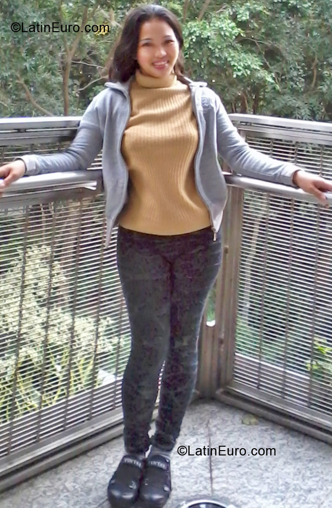 Date this charming Hong Kong girl Desie from Hong Kong HK3