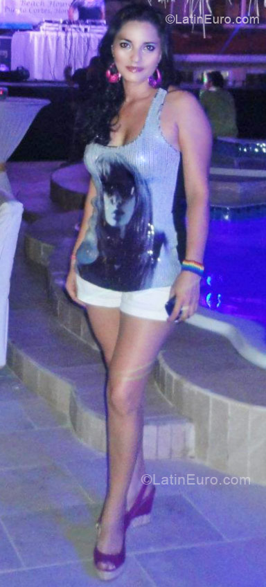 Date this foxy Honduras girl Luz from Roatan HN680