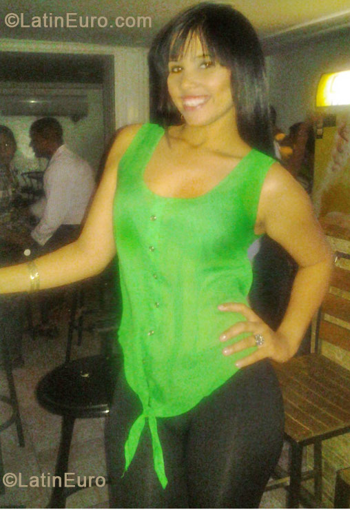 Date this pretty Dominican Republic girl Seleni from Santo Domingo DO11225