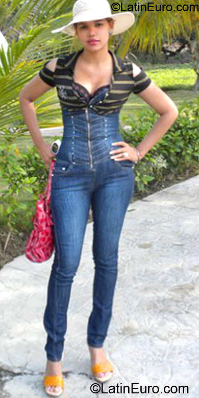 Date this happy Dominican Republic girl Nikauri from Santiago DO11455