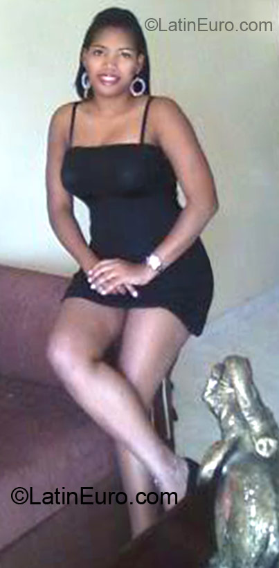 Date this gorgeous Dominican Republic girl Stefani from Santo Domingo DO13810