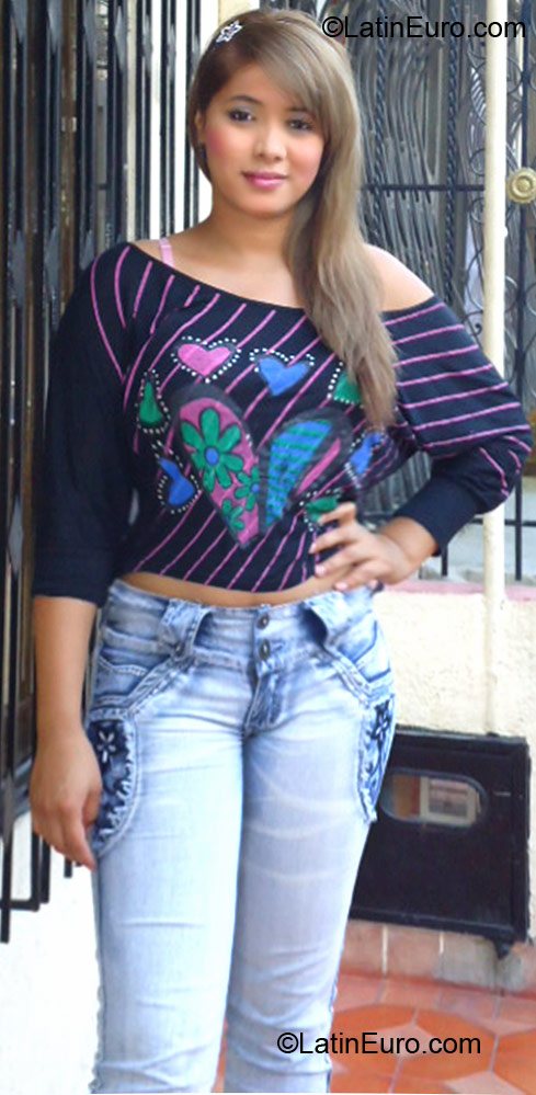 Date this good-looking Colombia girl Angie from Cali CO10694