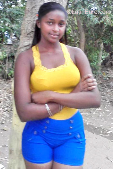 Date this foxy Dominican Republic girl Estefany from Santiago DO11792