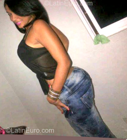 Date this good-looking Dominican Republic girl Yeleini from Santo Domingo DO11654