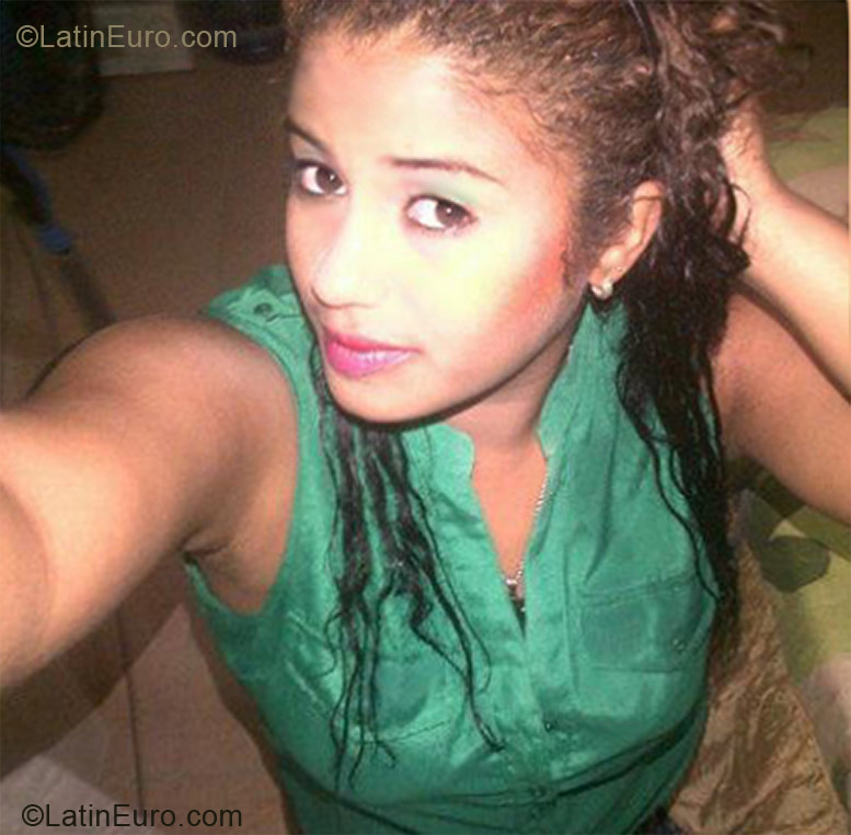 Date this nice looking Dominican Republic girl Sandra from Santo Dominigo DO11764