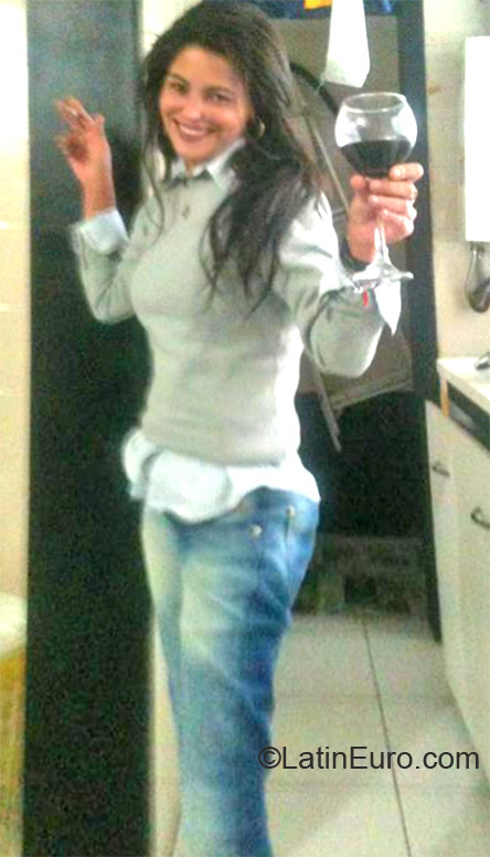 Date this nice looking Brazil girl Regineia from Curitiba BR6948