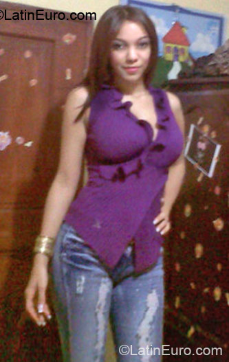 Date this good-looking Dominican Republic girl Walkiris from santiago DO11957