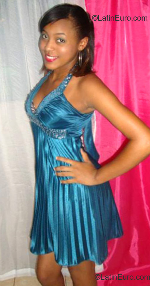 Date this happy Dominican Republic girl Pamela from La Vega DO12002