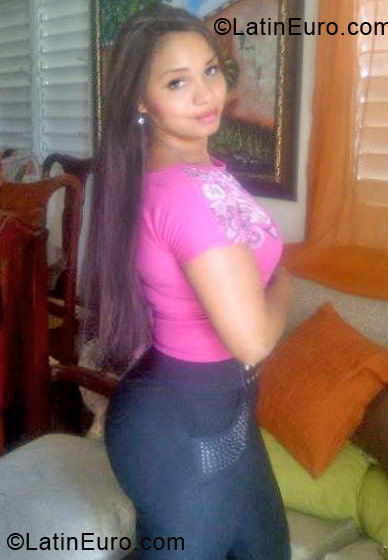 Date this good-looking Dominican Republic girl Yomari from Santiago DO12363