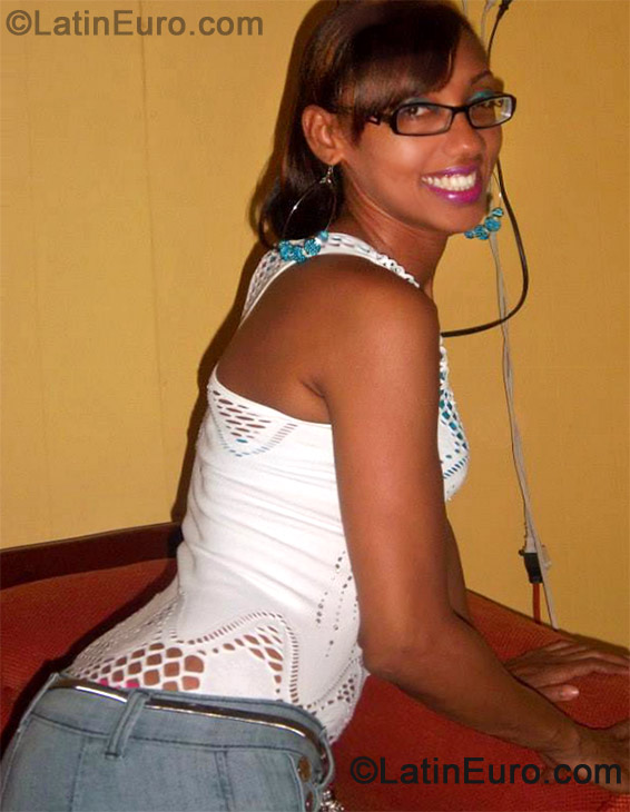 Date this athletic Dominican Republic girl Wendy from Italia DO13583