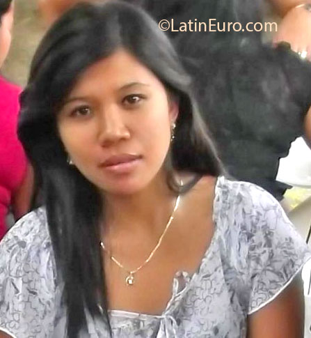 Date this georgeous Qatar girl Vivian from Doha QA16