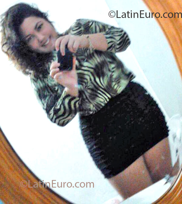 Date this athletic Portugal girl Thaysa from Lagos PT58