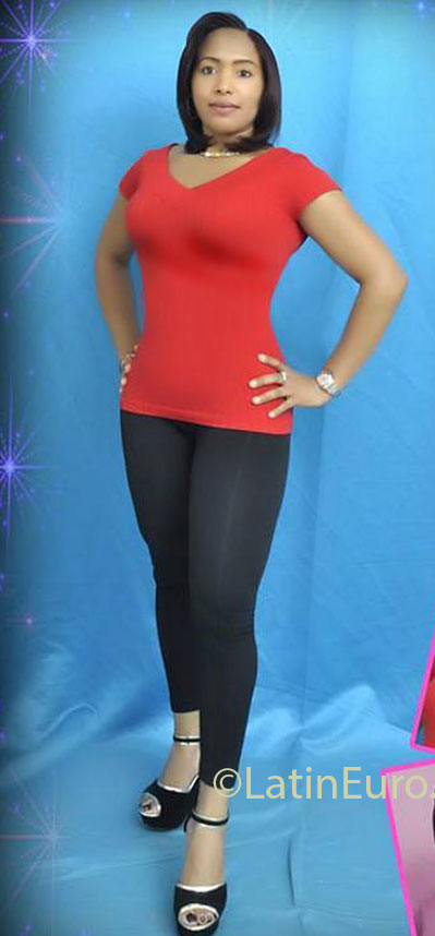 Date this attractive Dominican Republic girl FELICIA from Santo Domingo DO14433