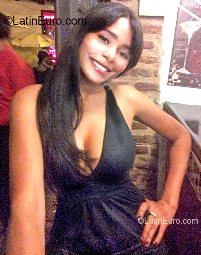 Date this happy Dominican Republic girl Lin from Santo Domingo DO15069