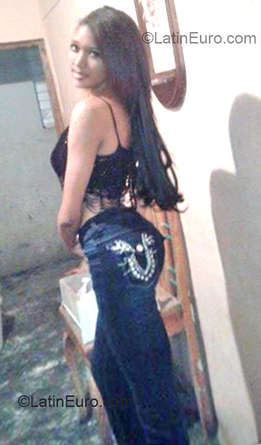 Date this exotic Dominican Republic girl Karina from Santo Domingo DO15185