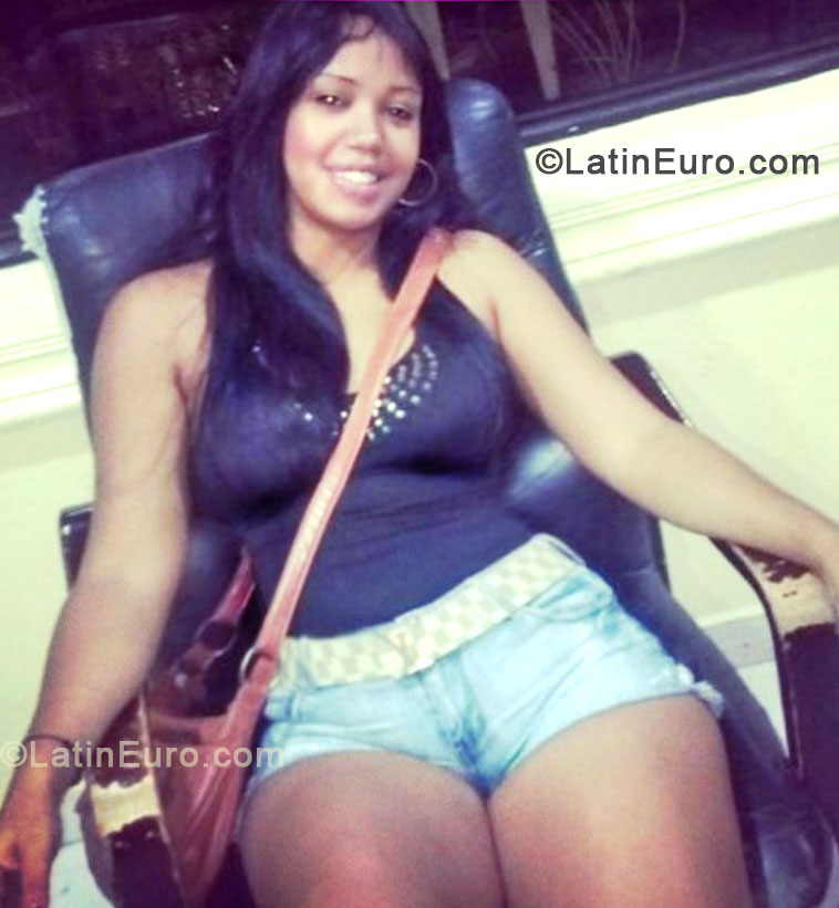 Date this attractive Dominican Republic girl Franccini from Santiago DO17378