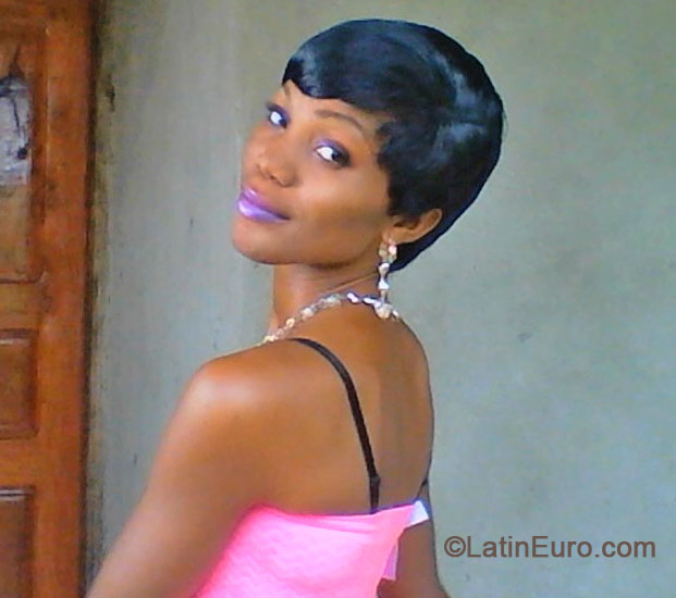 Date this pretty Cameroon girl Rossy from Buea CM192