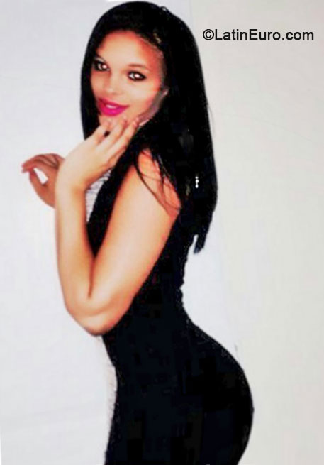 Date this foxy Dominican Republic girl Liliana from Santo Domingo DO18268