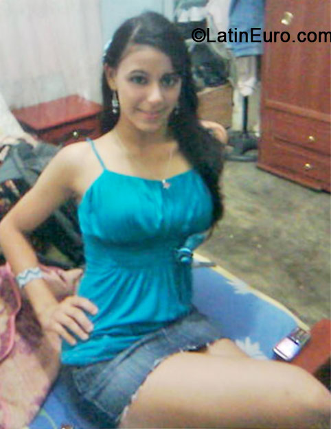 Date this foxy Venezuela girl Vanessa from Caracas VE217