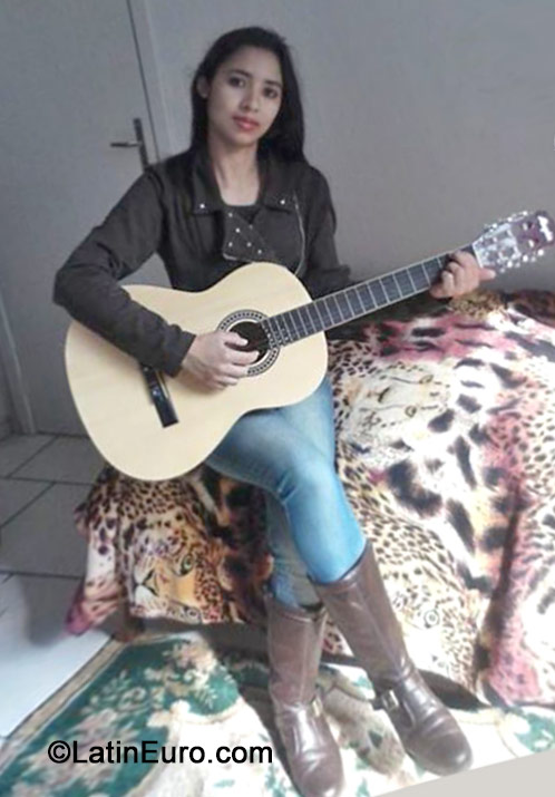 Date this athletic Brazil girl Valquiria from Rio De Janeiro BR8814