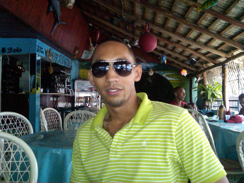 Date this young Dominican Republic man Ronny from Santo Domingo DO19427