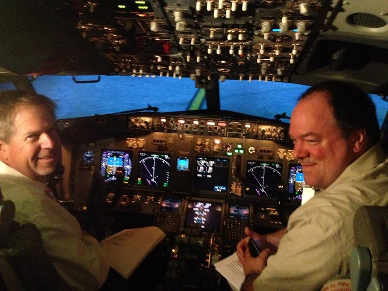 Date this voluptuous United States man Piloto from San Francisco US15279