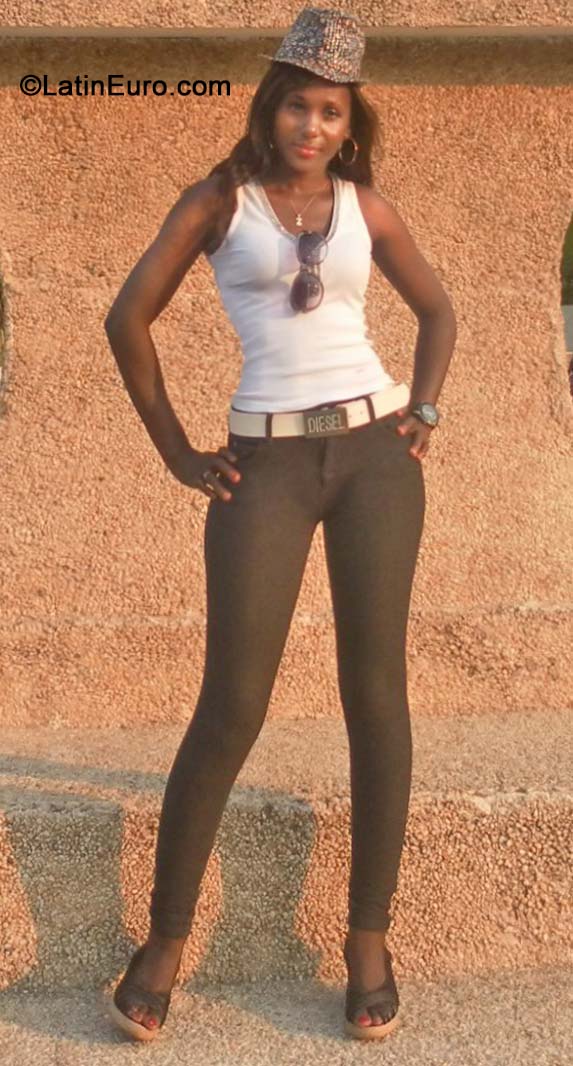 Date this delightful Gabon girl Zita from Libreville GA15