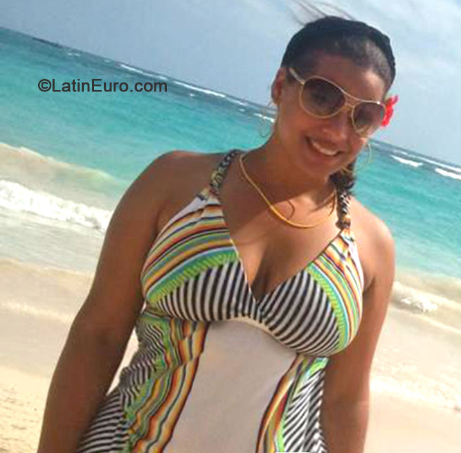 Date this voluptuous Dominican Republic girl Yadira from Santo Domingo DO28185