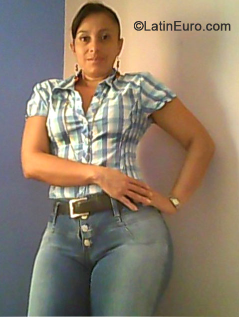 Date this lovely Colombia girl Claudia from Bucaramanga CO16015