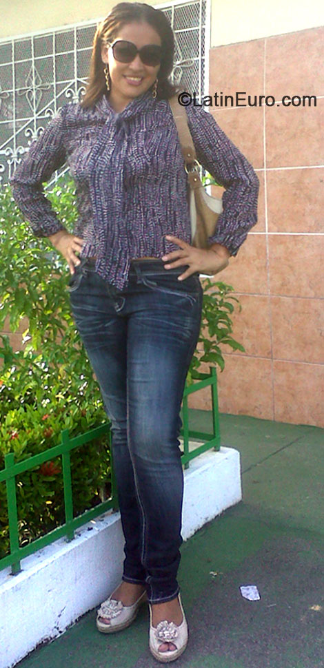 Date this charming Honduras girl Reyna from La Ceiba HN1199