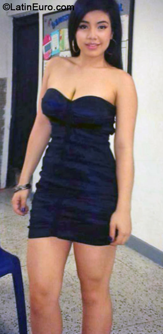 Date this pretty Colombia girl Natalia from Armenia CO16134