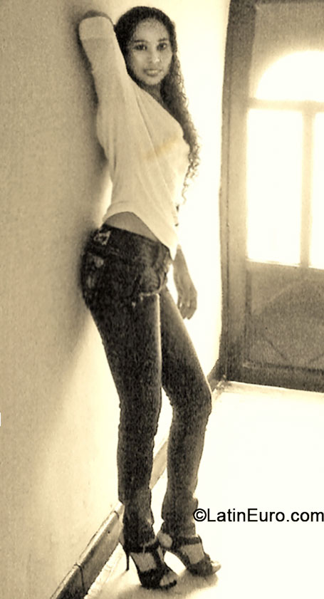 Date this sultry Colombia girl Yeimi from Cali CO16490