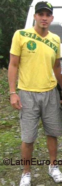 Date this foxy Colombia man Hugo jean from Cali CO16327