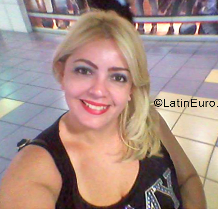 Date this good-looking Venezuela girl Emanuelle from Valencia VE337