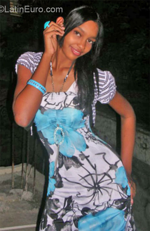 Date this happy Dominican Republic girl Cinthia from Santo Domingo DO21964