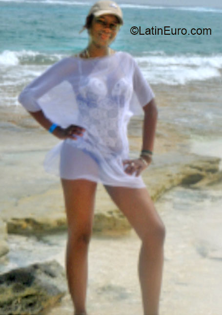 Date this attractive Colombia girl Luz from Cali CO16960
