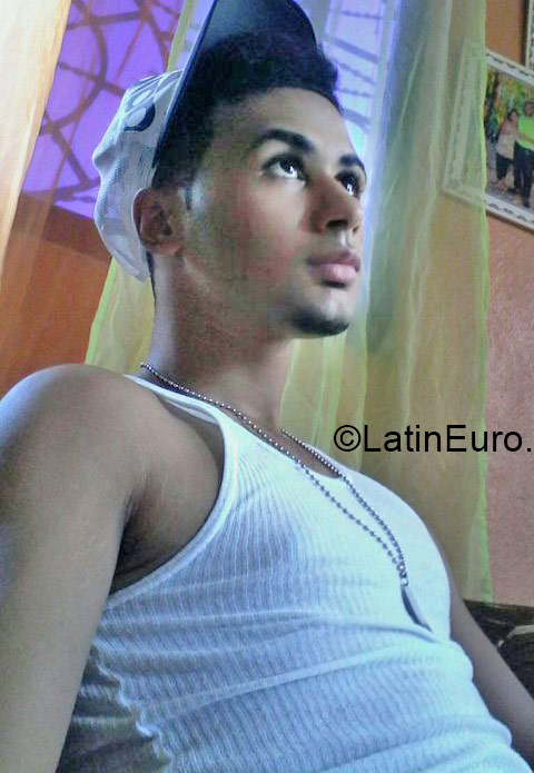 Date this foxy Dominican Republic man Confesor from Santo Domingo DO20998