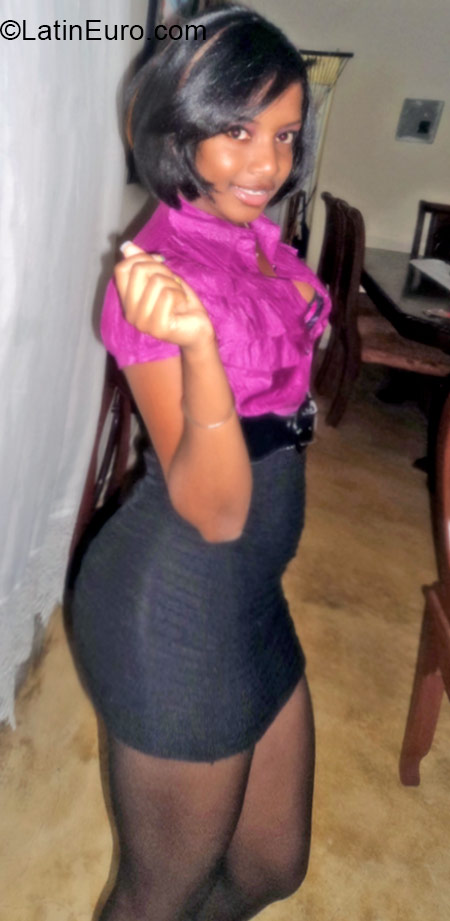 Date this sensual Dominican Republic girl Ruth from Santo Domingo DO21046