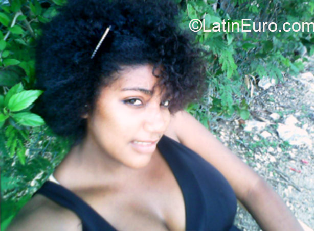 Date this attractive Dominican Republic girl Yerbenia from Bavaro DO21087