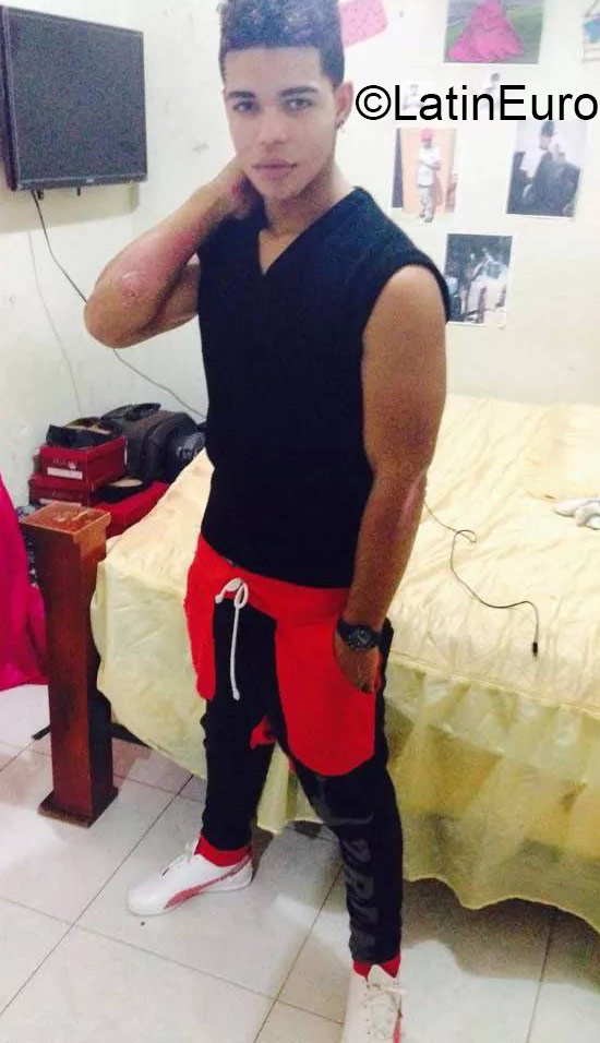 Date this nice looking Dominican Republic man Yeison from Santo Domingo DO21193