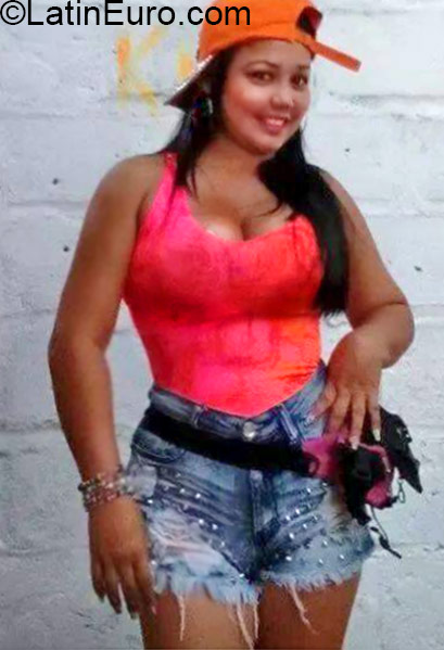 Date this attractive Colombia girl Yunaira from Barranquilla CO16997