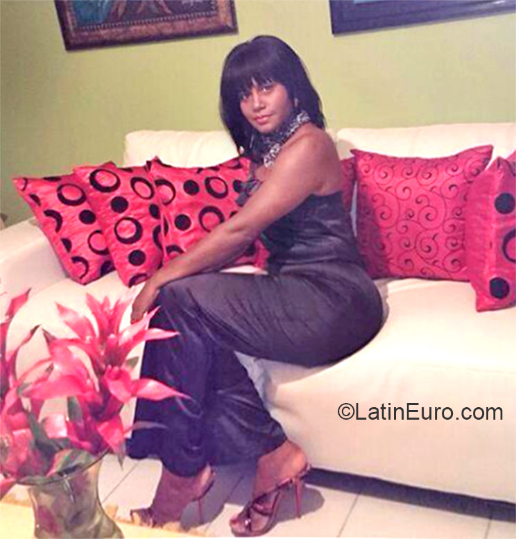 Date this good-looking Dominican Republic girl Yolanda from Santo Domingo DO21539